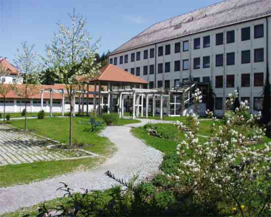 Eingang des Internats