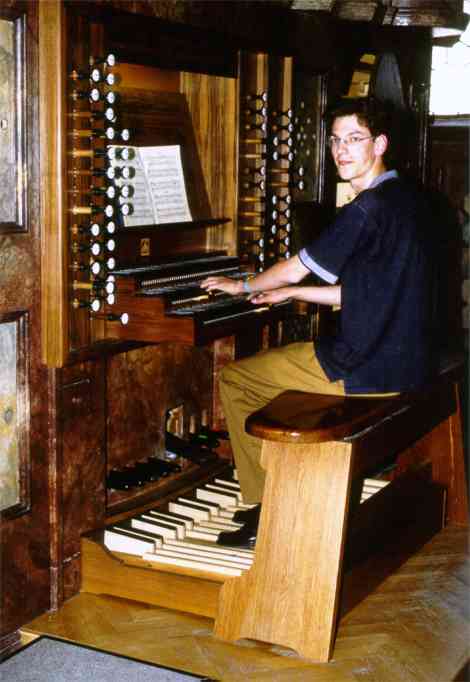 An der Kirchenorgel